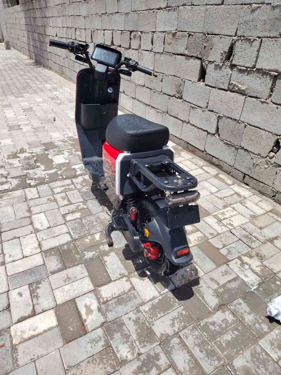 نوع:-  R7👉✅
موديل:- 2024👉✅ 
الدراجة نضيفه ومزوده بطاريه ليثيوم بس البطاريه اشتريته ب430 ولقران والدراجة نقصه بس كشن خلفي والدراجة سريعه كلش وتمشيك بل شحنه الوحده من 70 الى 100 كيلو حقيقي حسب النمره الله شاهد سعر الدراجة (500)وبيها مجال
 واتساب: ***********
اتصال:-***********
