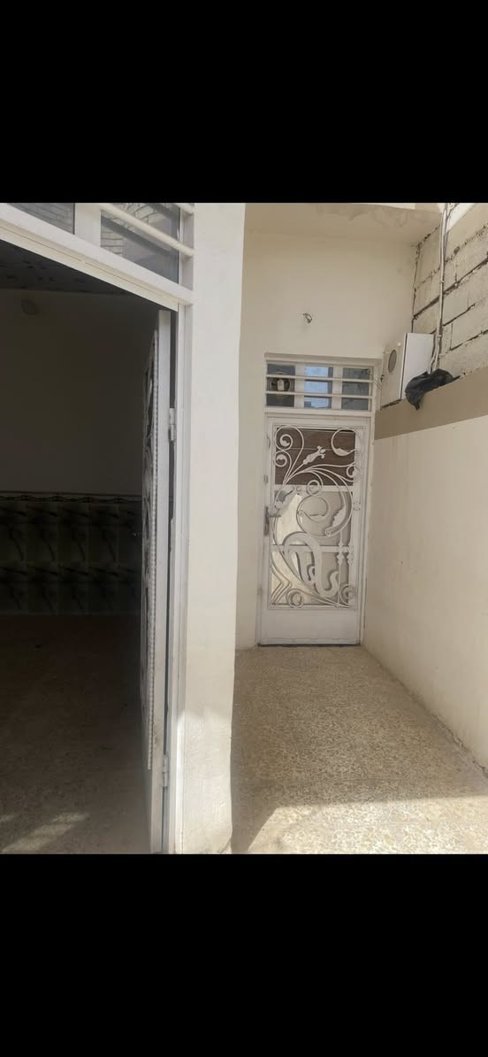 دار للإيجار
١٠٠متر غرفه صاله استقبال مطبخ تخاريج عدد ٢ مكشوفه عدد٢ شارع المطار القديم 
***********
