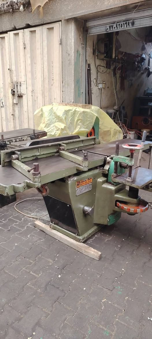 ثلاثيه تركية الصنع  الحديثه ابلاديه السعر مليونين وستميه مكان بغداد النهضة شارع الهادي رقم ***********
