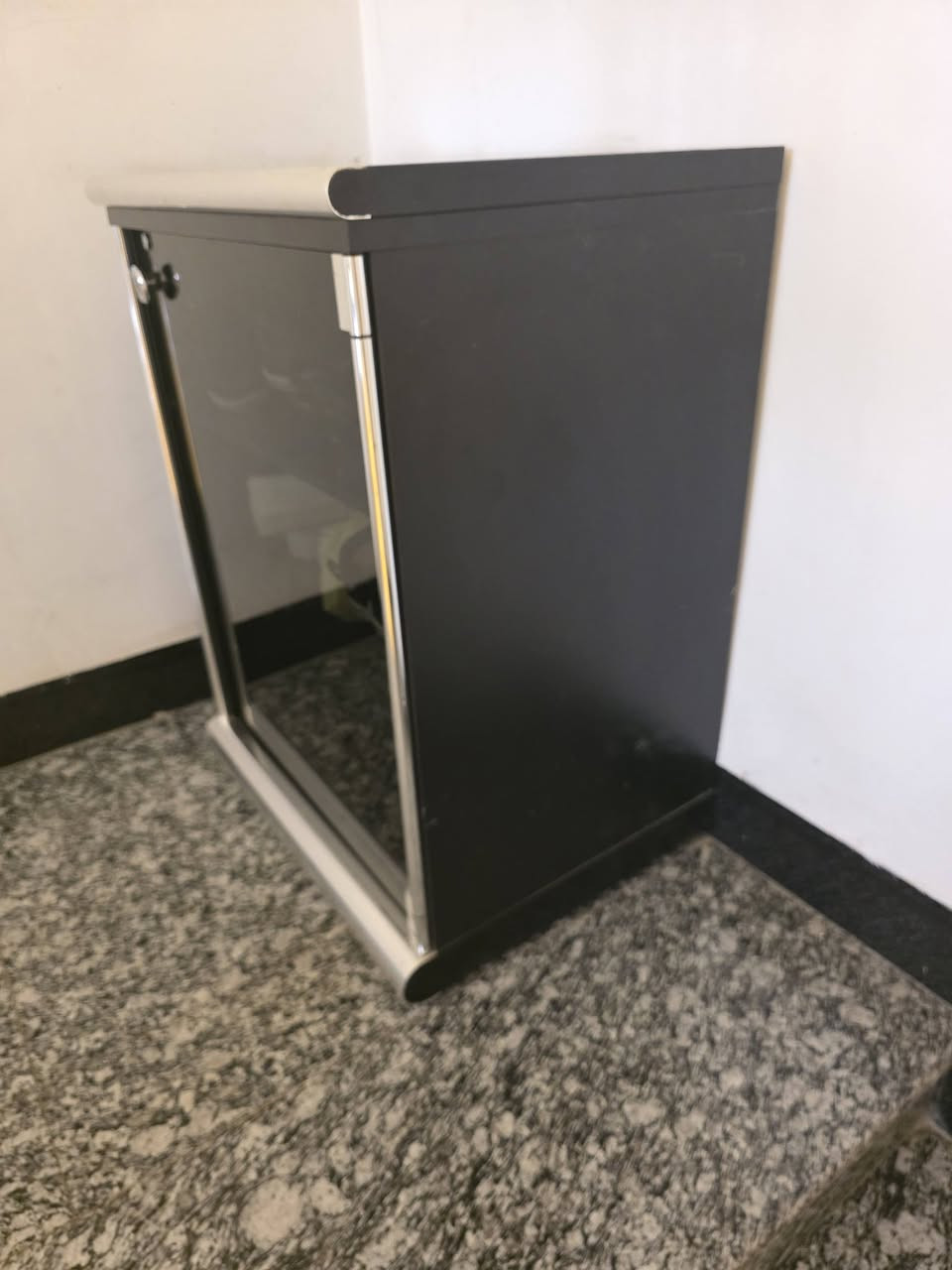 كومدي تركي اصلي ثقيل الباب زجاجي اسود بي قفل ممكن يكون ميز تلفزيون والداخل رفوف ممكن يكون كزامه السعر ٧٥ بي مجال  المراسله ع الخاص


**إذا كنت صاحب هذا الإعلان وتريد حذفه لأي سبب، رجاءا أرسل رسالة إلى الدعم الفني**