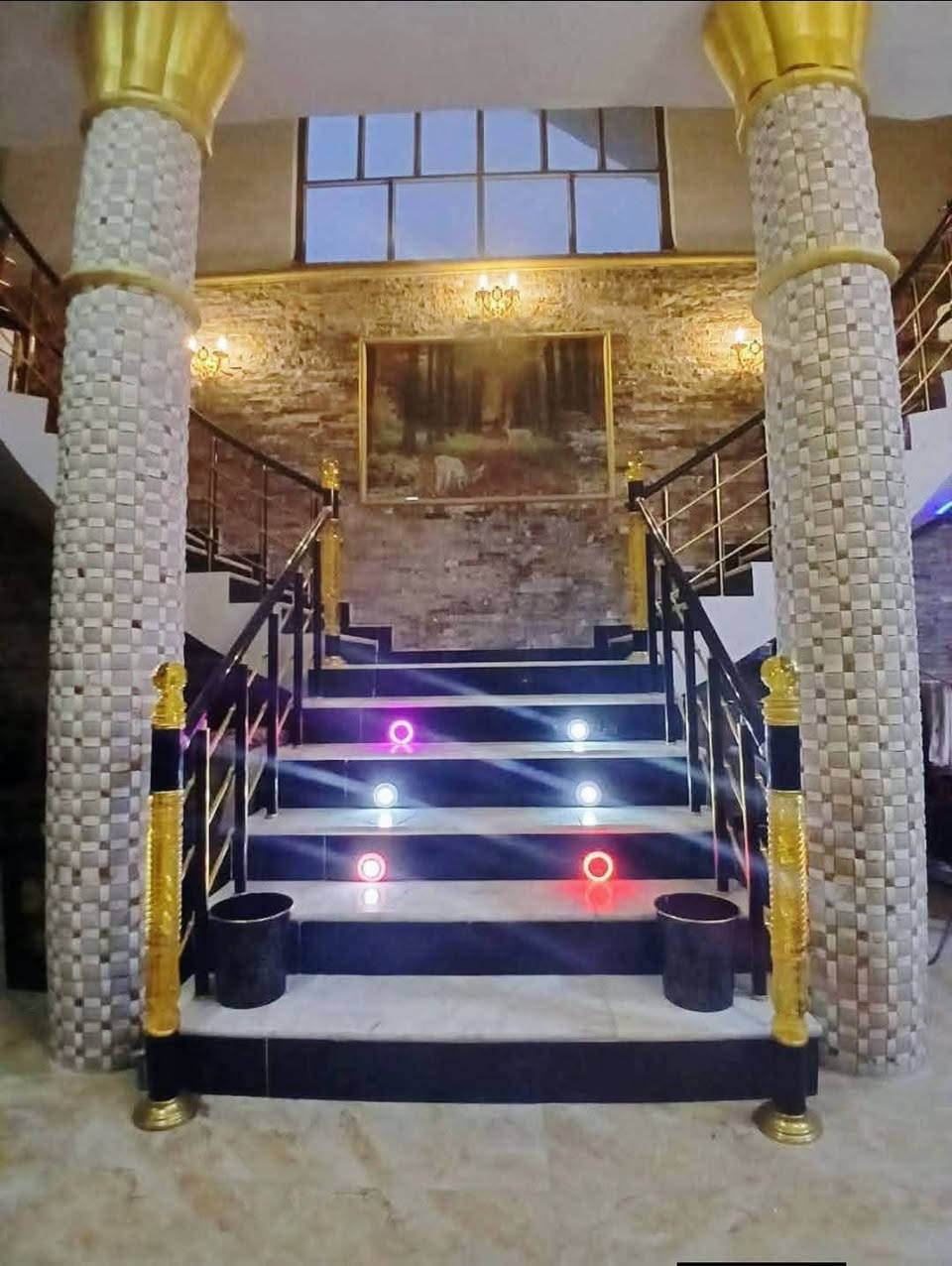 🏡 بيت للبيع - طابو زراعي (سند 25) مستقل
📍 الموقع: شارع 80، خلف بانزين خانة الأضواء، قرب مول نون – سابع بيت عن الشارع

🔸 المساحة: 400 متر مربع
🔸 النزال: 20×20 - ركن
🔸 البناء: حديث، صب مسلح، طابقين
🔸 الواجهة: حجر مع تطعيم
🔸 السند: سند 25 - طابو زراعي مستقل
⸻
🏠 الطابق الأول:
 • 5 غرف نوم (منها 2 سويت)
 • صالة كبيرة بمساحة 11×5 متر
 • استقبال كبير يحيط بجميع أجزاء البيت
 • مطبخين (حار وبارد)
 • مجمع صحيات كامل
 • 3 مناور تحيط بالبيت من كل الاتجاهات
 • كراج كبير + مجمع صحيات غربي خارجية

🏠 الطابق الثاني:
 • 4 غرف نوم
 • استقبال كبير يغطي مساحة الطابق
 • مجمع صحيات كامل
 • سطح أول و سطح ثاني

🧱 المميزات الإضافية:
 • درج فرعوني باتجاهين
 • الطابق الأول منفصل عن الثاني من حيث الماء والكهرباء والمجاري
⸻
 للاستفسار على الرقم او التواصل على الخاص 
***********  :📞
