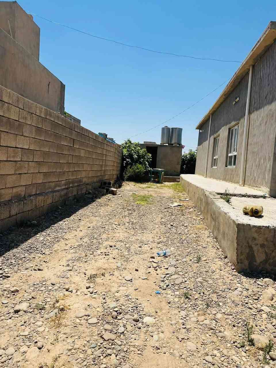 تعال وشوف بلاش البلاش دار سكن للبيع مكان حي جامعه النبراس  مباشر عالتبليط مساحه 700 متر جميع الخدمات متوفره متكون من صاله ضيافه وهول وموزع وغرفتين ومطبخ ومجمع صحيات داخلي وخارجي وحديقه كبيره وكراج ومسيج بالكامل للمعاينه والمشاهده 

للاستفسار الاتصال 

*********** 
اكتب تم بالتعاليق يتم الرد عليك مباشر
