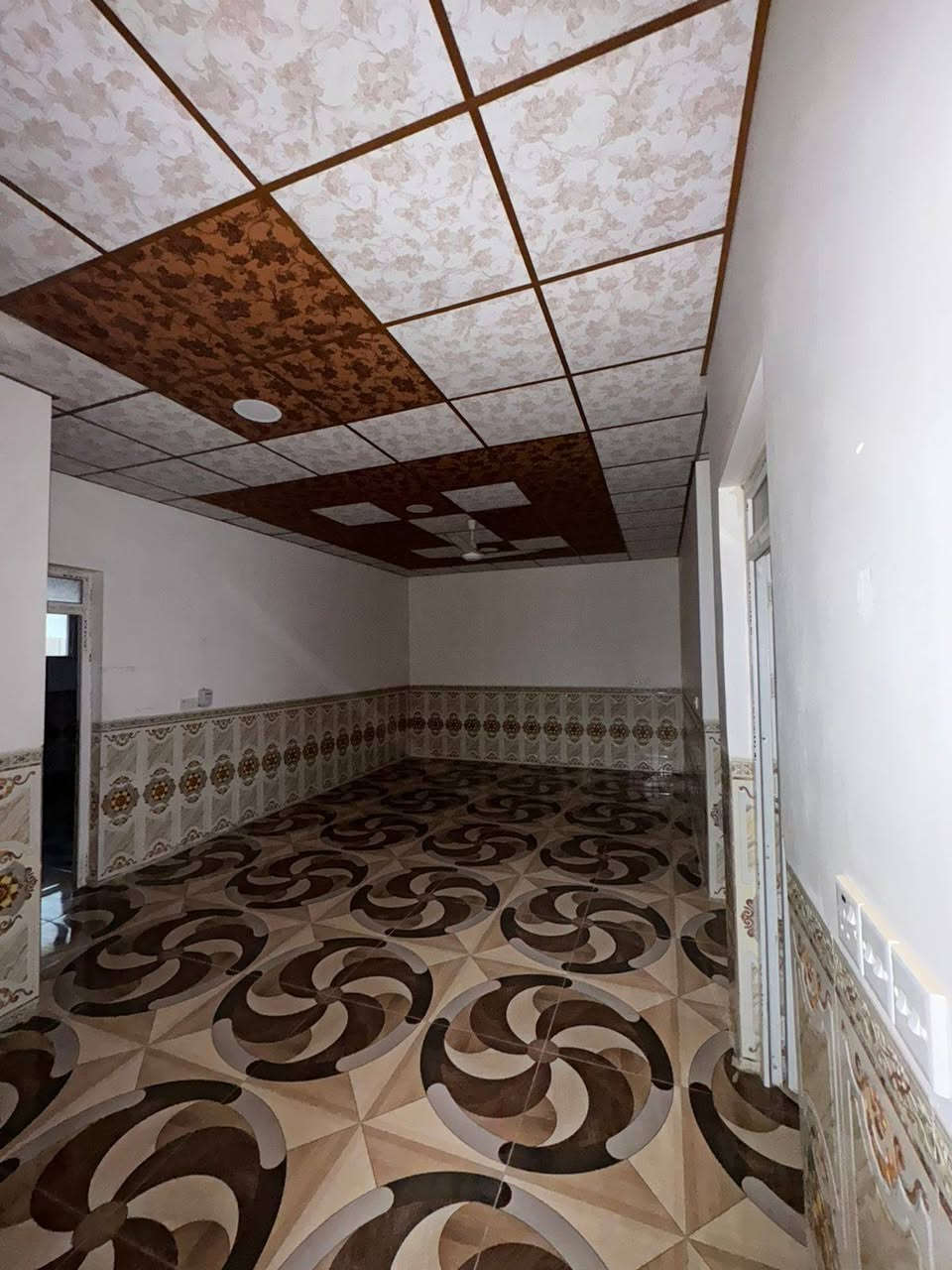 دار للايجار طابق ثاني معزول فقط الطابق الثاني
العنوان : تكريت القادسية 
قطعة 500 مقابل مدرسة تكريت الاهلية 
يحتوي على استقبال و 2غرف نوم 
  ومطبخ وصحيات بناء نضيف جداً 
ايجار الدار الطابق الثاني فقط  《300ألف》
للاستفسار الاتصال على الارقام التالية
***********
***********
مكتب دجلة للعقار ....
