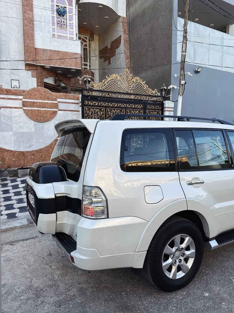 السلام عليكم 
للبيع باجيرو حبتور اصلية 
-موديل 2016 
-فتحة سلايد 
-كراسي جلد وكهرباء 
-دمام 
-تحكم مقود جهتين 
-شاشة وكامره دواره بلاديه 
-تبريد 3 قطع 
-محرك 3500 المرغوب على وضع الشركة 
-رقم شمالي سنوية جديدة و تحويل مضمون 
-السيارة بيها مكانين صبغ اثر شخوط شرط بدون حادث ( نص الجاملغ الخلفي وفوك الباب الخلفي فقط ) 
-مكان السيارة بالنجف وسعرها 168 ورقة 
-للاستفسار ***********
