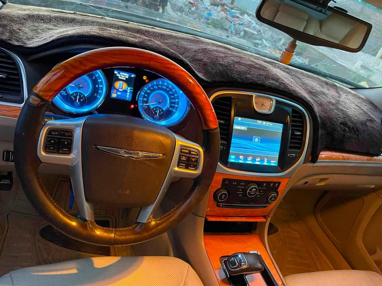 اوباما c300  للبيع
موديل 2013  3600 وارد خليجي  اللون اسود بيها بس جاملغ خلفي  جهة السايق مصلح بدون گص 
بانوراما /  حساسات / رادارات/ كلاص حار بارد  / بردة خلفية كعربائية  / كشن ميموري / تدفئة كشنات 
السعر 160 وبيها مجال 
***********
