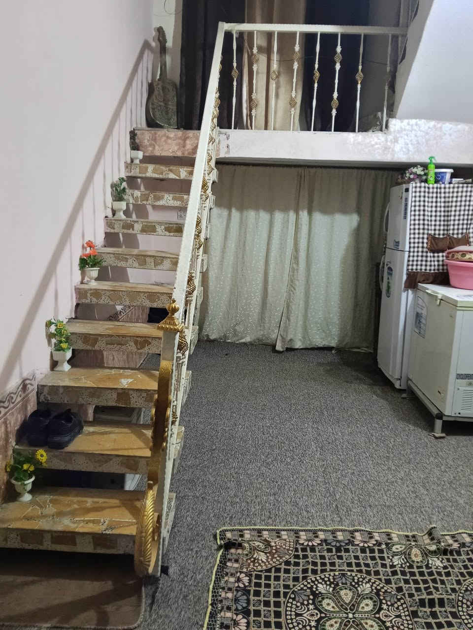 البيت للبيع با الكادميه المساحه 150م الوجهيه 7.5 ونزال 20 يحتوي البيت علا غرفه نوم و صاله و مطبخ و براني وصحيات خارجية و داخليه وكراج مال سياره اللاستفسار مراجعة مكتب سلام الجبوري الاتصال ***********
