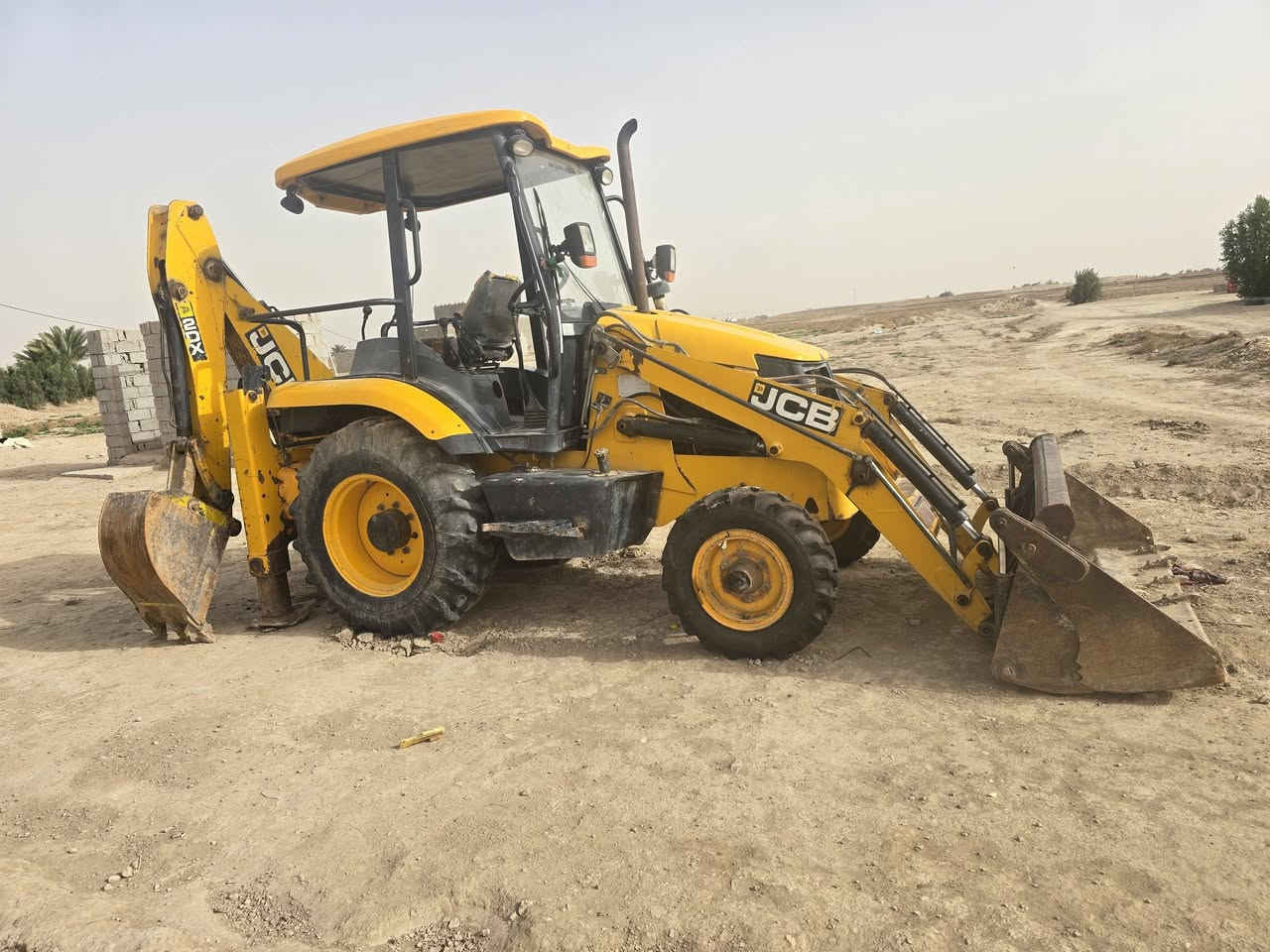 سلام عليكم لبيع جي سي بي بدون رقام بيه منفيس بس ماتسجل موديل ٢٠٠١٤ جديده ماتعبانه لمكان بابل شوملي  لسعر ١١٥ ورقه ***********
