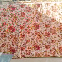 هذا دوشك بنقشة زهور جميلة ومميزة، مناسب لغرف النوم أو الضيوف. التصميم ...