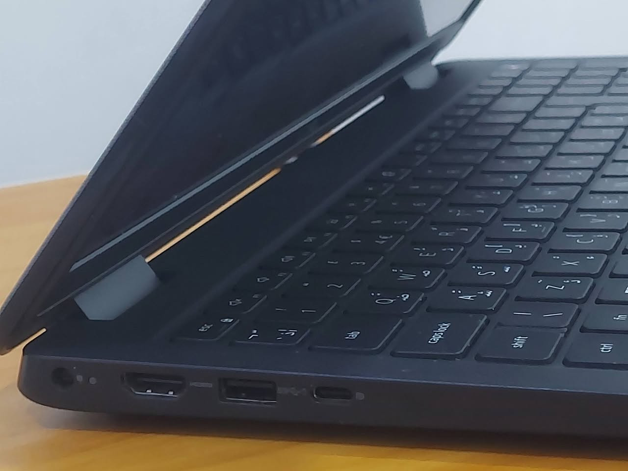 320 ألف قفل
 Dell Latitude 3520 للبيع فقط
سوبر سلم
لابتوب كلش نظيفة واستخدام قليل والشحن كلش زين تنساه يدوم لفتررات طويلة، ممتازة للدراسة، الأوفيس، التصفح، البرمجة، البحوث، تشغل برامج التصاميم الخفيفة والمتوسطة، مناسبة لبعض الالعاب الخفيفة.
المواصفات:
 المعالج Intel Core i5 الجيل 11 فئة G7
الرام 8GB DDR4 (قابلة للتطوير حتى 32GB)
التخزين: 256GB SSD NVMe (قابل للتطوير) سريع جدا
كارت الشاشة:  Intel Iris Xe Graphics (مدمج)
 شاشة 15.6 إنش FHD
منفد تايب سي
كيبورد ليزري ضوئي عربي / إنكليزي
 ويندوز 11 برو مفعل #أصلي
  نسبة النظافة 97–99٪ والملحقات(ماوس+ماوس باد+الشاحن الاصلي)

للتفاصيل أكثر تواصل على الخاص او على #الواتساب ***********
