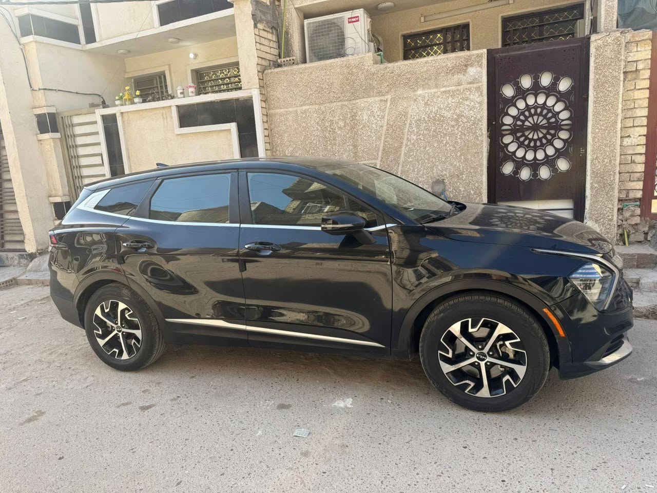 كيا سبورتج موديل 2023
وارد امريكي    فول مواصفات من عدا الفتحه واحد على واحد
مواصفات LX  
دفع رباعي 
مانع انزلاق
نظام منحدرات
 اربع انظمة قيادة
 نظام قيادة ذاتية
 نظام ABS
 نظام توقف امامي خلفي 
    وتحذير قبل الاصتدام
نظام تحديد مسار ومثبت سرعة
نظام اوتو ستوب
 فول تحكم ستيرن
كامرة خلفية
 تبريد امامي خلفي
شاشة واير ليس تدعم اندرويد اوتو وابل كار بلي 
منفذ شحن type c و UPS
هاند بريك كهربائي
 لايت LED
حاكية اوامر صوتية
محرك 2.5 Gdi
اوتو هولد 
العداد 50الف فقط 

مكان السياره بغداد 
السعر 168 وبيهة مجال بسيط
للاستفسار***********
