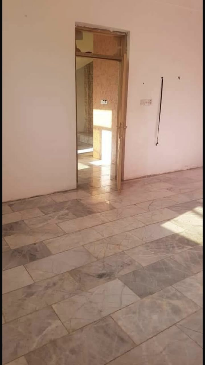 شقه للإيجار موقع ممتاز
الحنانه قرب مستشفى العيون 
تحتوي على غرفة + صاله + صحيات ومطبخ 
الاستفسار على الرقم ***********
