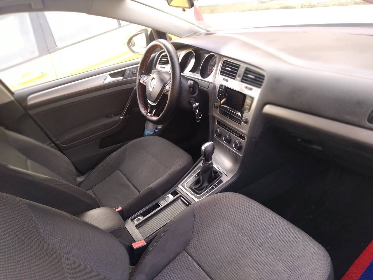 السلام عليكم 
كولف 2015 خليجي 1400 تيربو ، السياره نظيفه كلش واحلى من الصور ، من اخذتها بدلت مكينه جديده على ايدي وللعلم سعر المكينه 400$ ، 
كير ومكينه نظيف تجي وتشوف بعينك 
تدفئة تبريد قطعتين 
كير اوتو وعادي 7 نمر 
وضعية قياده SPORT + NORMAL
اوتو هولد + سايد بريك دكمه 
رقم اربيل بأسمنا تحويل شوكت متحب 
وباقي المواصفات معروفه 
باتري جديد الوصل والضمان موجود 
تخم تاير جديد  
فريز تبريد جديد 
السيارة كلها بلاديه مابيها لا تبديلات ولا جطل وهالامور 
سونار مرفق بالمنشور بمركز 4x4 بالاضافه الى صارت بيها طخه بسيطه 4 اصابع بالبونيد حار وصبغ والصور موجوده 
الباقي مكتوب بالسونار الباب بصف السايق بي تعديل بارد (بي دي ار)  على كد شبر. والجاملغ الايمن بي تعديل بارد فقط . حادث قوي مابيها السياره . السعر 110 وبي مجال بسيط كلش  
التواصل على رقم التلفون او واتساب 
- ***********
العنوان :- بغداد البكريه ( مجمع ديوان الرقابه الماليه )
