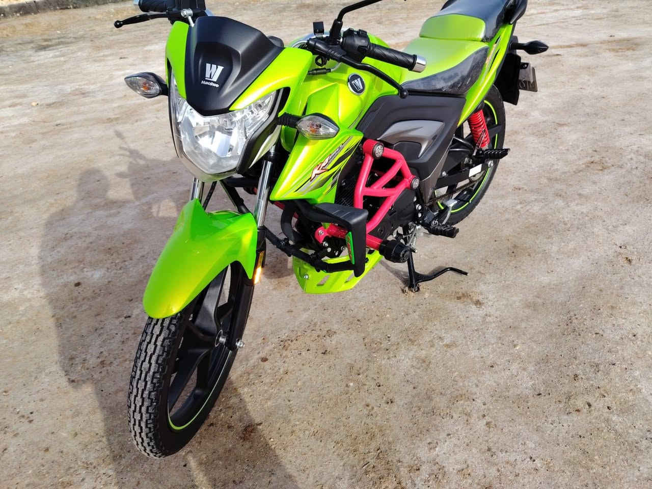 سلام عليكم دراجه هاوجي موديل 23 للبيع مسجله وكامل ارقام انكليزي وصارلي شهر من شديده الله شاهد يعني النضافه ماحجيلكم عنها مكان الدراجه خمسه كيلو  وهذا رقمي *********** السعر (20) ولي ماعجبه مامجبور لايعلق ولا يشتري
