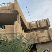 07709796588  07709796585  المساحة 300 متر مربع  الواجة 12*25  يحتوي عل...