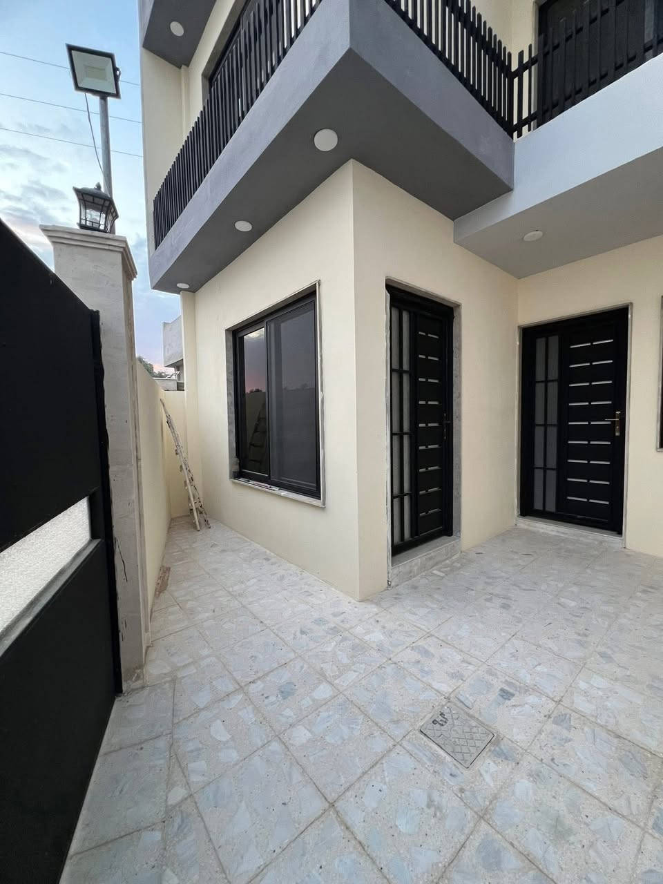 #عروض_عقارات_الحيدر 

دار طابقين للبيع 

الموقع : حي التعليم مجمع النور 
مساحته : ١١٥ متر
واجهه : ٧ 
الطابق الاول : استقبال مطبخ غرفه وحده هول وصحيات 
الطابق الثاني : ٣ غرف وصحيات 
اتجاه الدار قبله موقع مميز
للاستفسار اكثر الاتصال عل الأرقام الاتيه 
***********
***********
