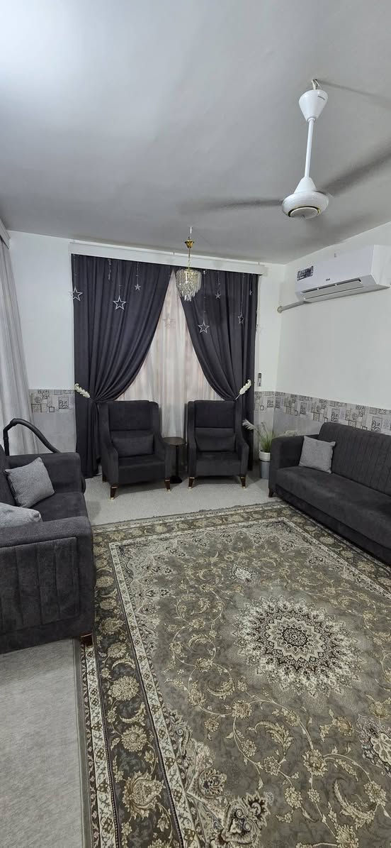 السلام عليكم بيت للبيع المساحه 50متر طابقين بناء بلوك جديد يحتوي على غرف عدد ٢ ستقبال وصاله ومطبخ وصحيات داخليه وخارجيه سند 25طابو زراعي إقرار محكمه العنوان كربلاء حي سومر خلف مدينة العاب ضوء القمر قريب سايدين الجاير رابع بيت عن الشارع الرئيسي يصلح سكن او حسينيه للزوار استفسار اكثر الاتصال بالأرقام التالية
*********** اسيا وتساب 
***********
***********
