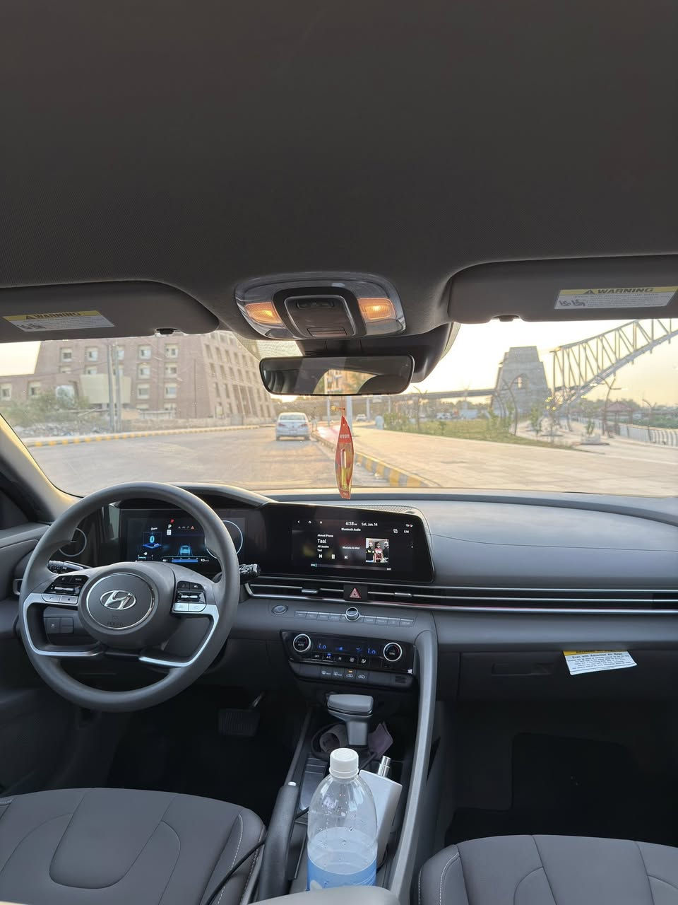 النترا موديل 2024 وارد امريكي حره بأسمي بدون رقم  ضربتها جاملغ وبنيد مبدلات اصلي ايرباغ ستيرن طاك البقيه سليم 
مواصفات 
رادار خلفي 
رادر جانبي
نقطه عمياء 
لايتات ليد 
كامرة وشاشة كاملة 
شاشة دشبول 
3 وضعيات قيادة 
كير عادي اوتامتيك 
مكينة دوش 2000
تشغيل عن بعد بلبصمه
بصمتين يجي وياها 
سعرها 154 للتواصل***********
