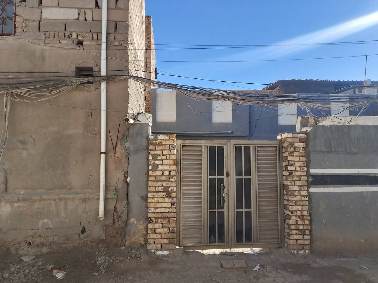 عاجل جدا بيع مستعجل حار ورخيص بيت كبير طابقين مساحته ٢٠٠ م طابو صرف مكانه بالمهندسين شارع الكويتيه بيه 4نوم وحديقه وكراج سياره السعر ١٣٥ ومجال بسيط اتصلوا ***********
