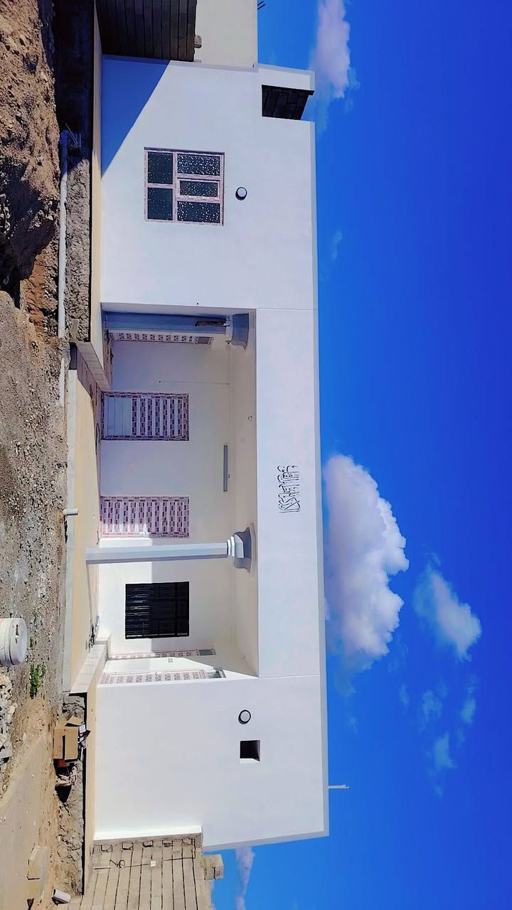 بيت للبيع
مساحته 400 متر
بيه غرفتين + مطبخ مع مخزن مطبخ+🏛️ صحيات
حوش بيت كلش كبير
باقي تفاصيل بيت موجود بل فيديو 🎬
(سعره 38 مليون 💰💵) بيه مجال بسيط للطيبين 
متوفر ماء كهرباء قريب على مدارس ابتدائية ومتوسطة 🏬🏫📖
(عنوان شارع مطار قرب مدرسة مختار ابتدائي) 
 باقي تفاصيل خابرني عبر هاتف واتساب فقط
*********** 📞
