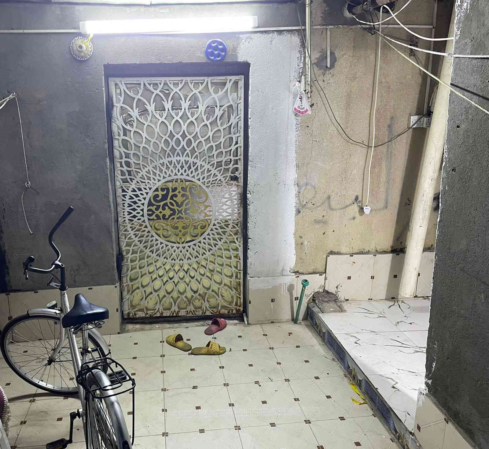 بيت حواسم في القبلة حي الجامعة نهاية شارع جامع المصطفى بظهر مدرسة المرتضى يتكون من غرفتين وهول ومطبخ وصحيات سقف سندويج البيت مغلف ايزوكام يعني ما يخر بالذمة بيت يخبل تاخذة ما تصرف ربع وانت مرتاح جوارينك تخبل ناس كلفة سعر البيت 18 وبي مجال بسيط للشراي 
للتواصل :*********** البصرة, العراق
