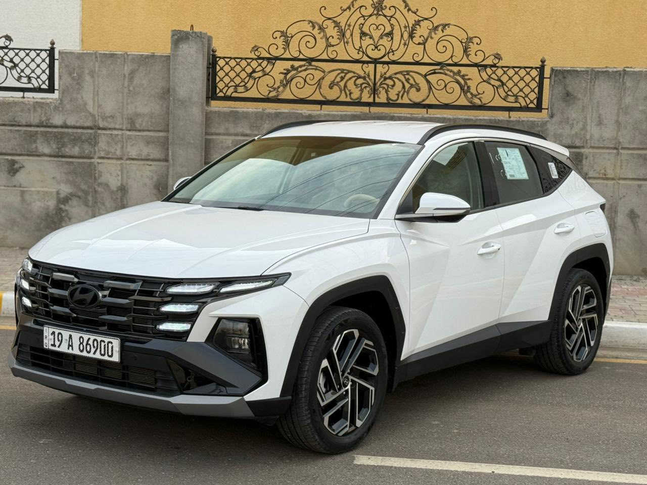 هونداي توسان خليجي ضمان الشركة
كفاله عامه رقم بغدادالدولي تحويل مباشر 
عداد المسافه : 4 الف km فقط
الموديل : 2026 
حجم المحرك : 4 سلندر 2000 دوش 

المواصفات ..  
حساس امامي خلفي 
 بصمة تشغيل وابواب تشغيل عن بعد
تبريد قطعتين - مقاعد كهرباء اماميه 
مقاعد تبريد - مري شفط - اشاير مري 
مثبت سرعه - سايد بريك كهرباء 
شاحن وايرلس - لايت الامامي زينون + لد
بردات خلفيه - ويل كب حجم 19 
( السعر 36,800,000 مليون دينار عراقي )
مكاني كربلاء 
لاستفسار اتصال على ***********
