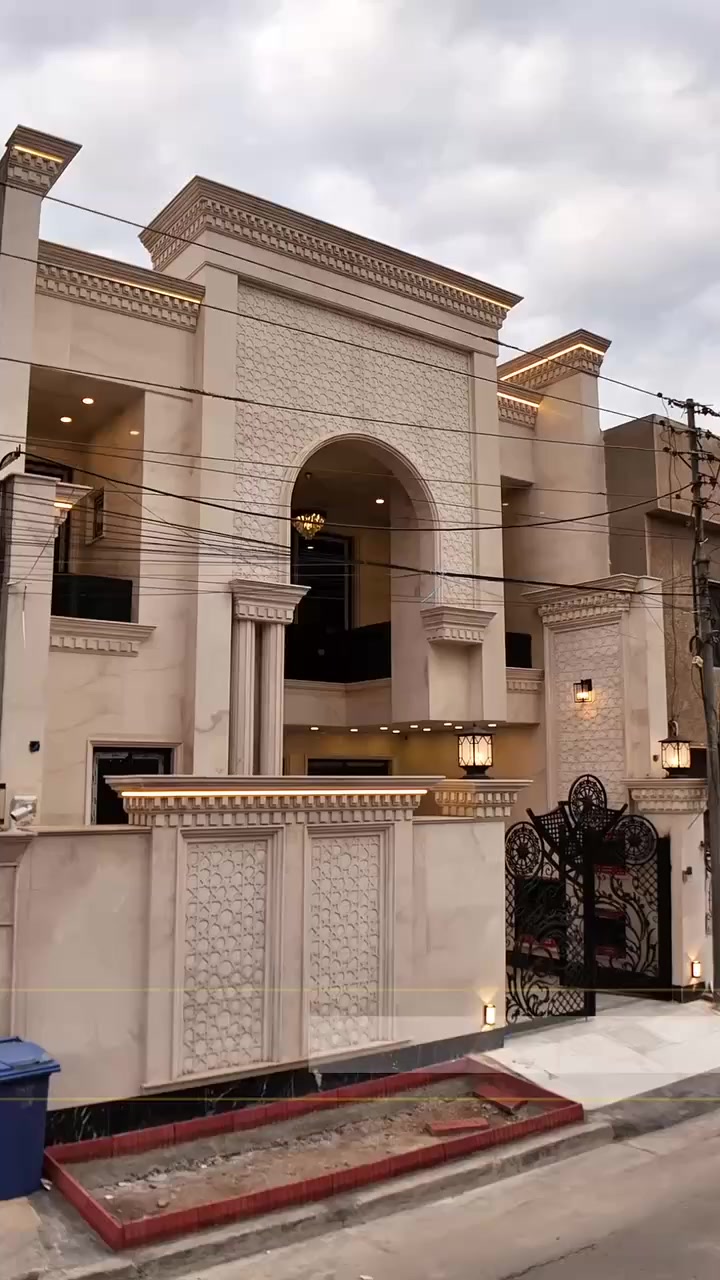 # السامر __للوساطه العقاريه
بيت للبيع درجه اولى  السيديه التصنيع

مساحه 160 واجه 8
كراج ويتكون من ٥ نوم و٥ حمامات
نظام ملكي 
شاهد الفديو وحكم بنفسك ونحن اصحاب العقار
للتواصل واستفسار
السامر للوساطه العقاريه 
السيديه شارع العلوه مقابيل مدرسه حلم الغد

***********
***********
