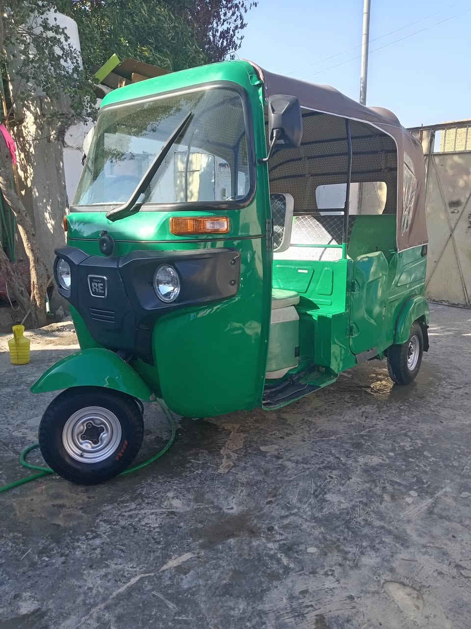 السلام عليكم تكتك للبيع موديل 21شهر 12رقم وسنويه تحويل ثاني يوم كشرها بيه طخات بسيطه مكينه تجفيت شركه لاتنقيص ولاتبخير مكاني رفاعي الخاص مغلق تصل على رقم ***********
