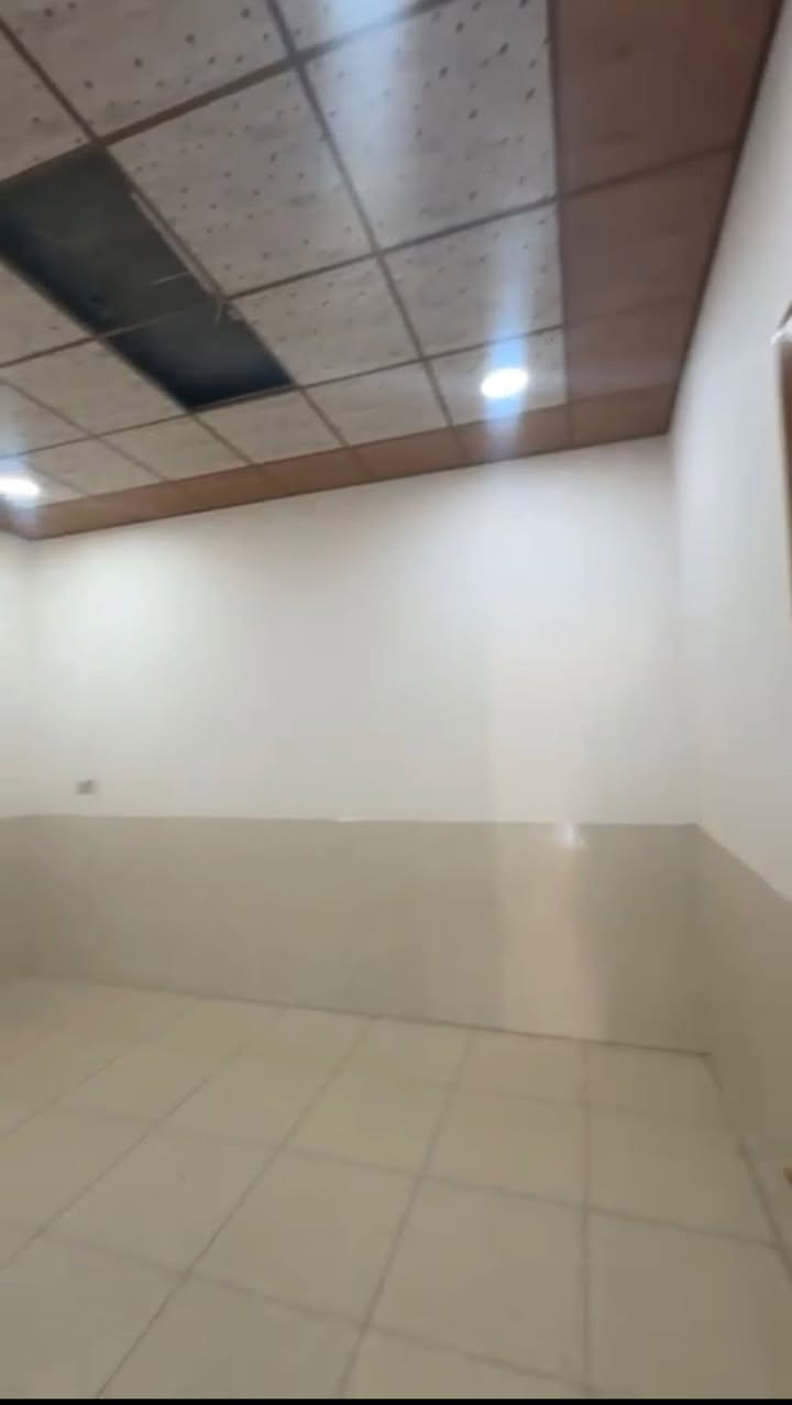 شقه الايجار حي الزهور موقع ممتاز
تحتوي غرفتين ستقبال مطبخ صحيات
اجار500س ***********
