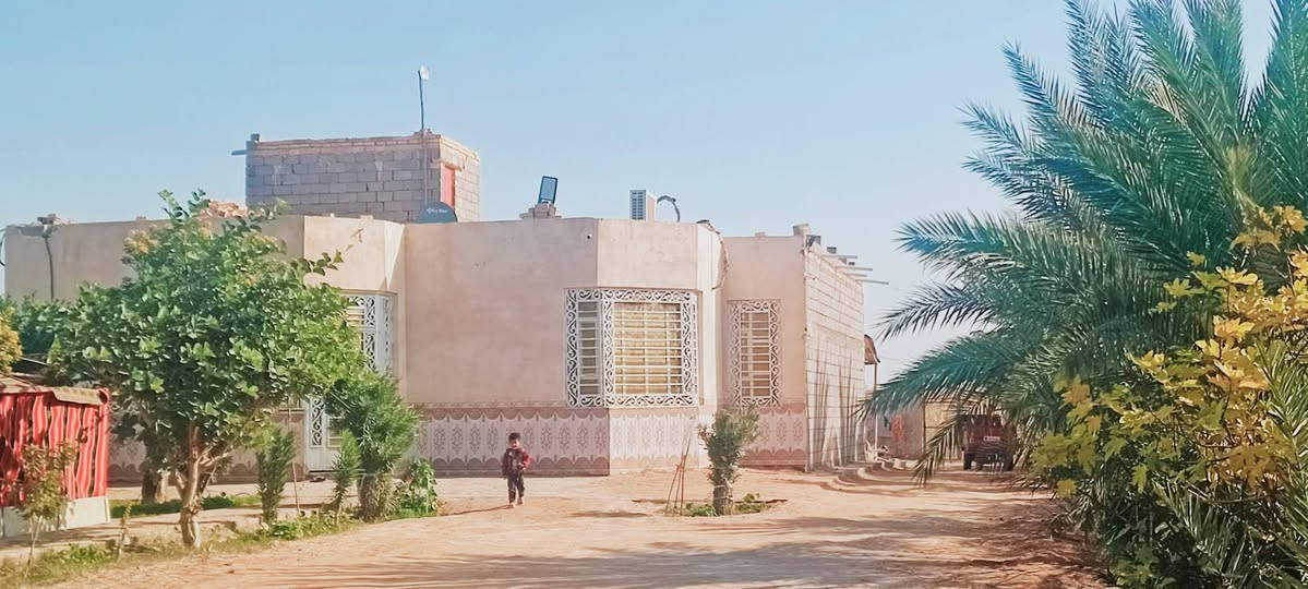 بيت للبيع مستعجل. يتكون من ثلاثة غرف. البيت جبير كلش  وحديقه اربعه دونم. انواع النخل مكان البيت القرنه الثغر قرية الصخريجه وباقي التفاصيل اتصل وبالخدمه ***********
