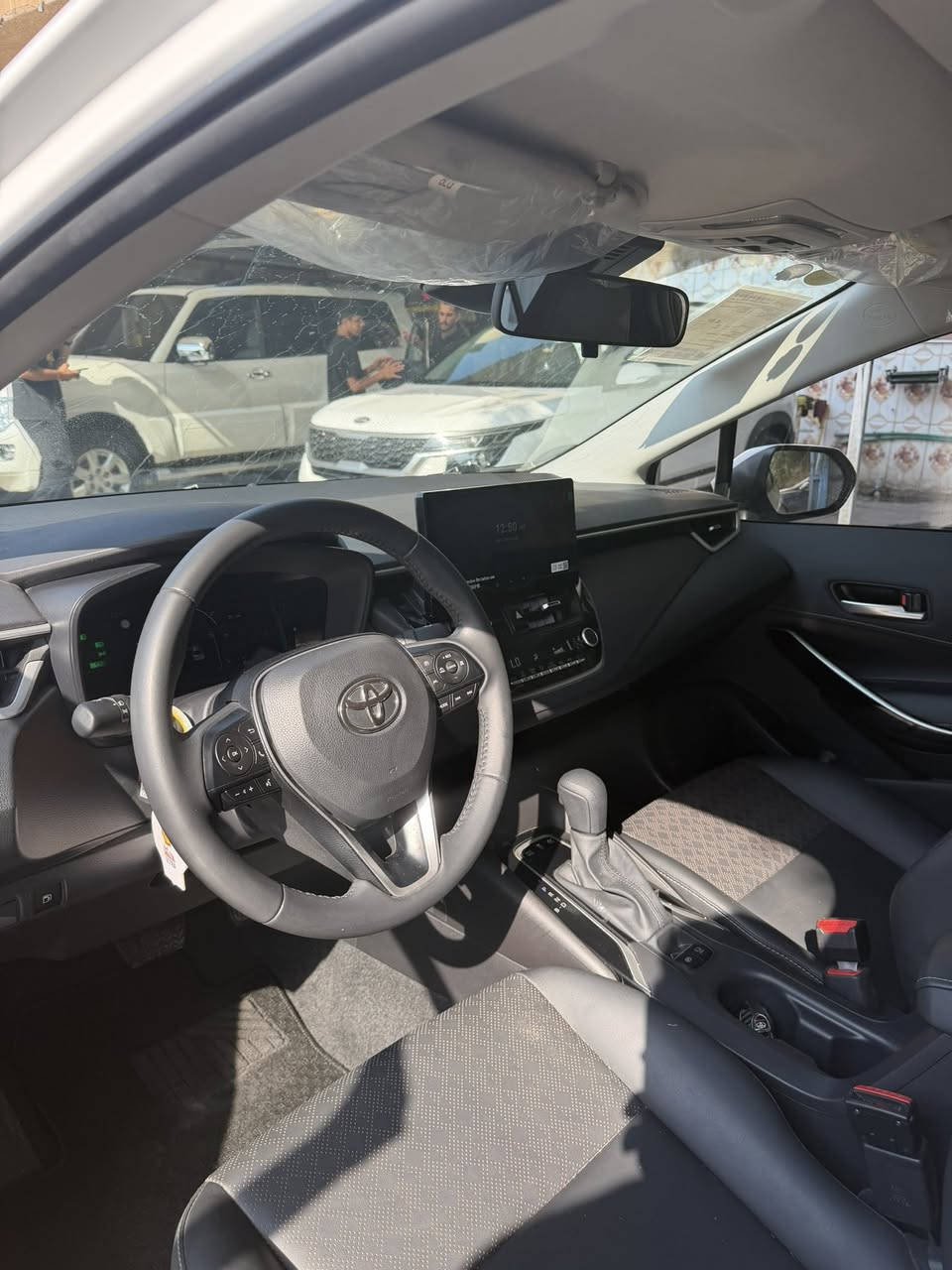 سلام عليكم كورلا هايبرد موديل 2025 فول موصفات علامه سوداء مكفوله من كلشي السياره ماشيه 15000 السعر 157وبيها مجال شي بسيط مكاني كاظميه ***********
