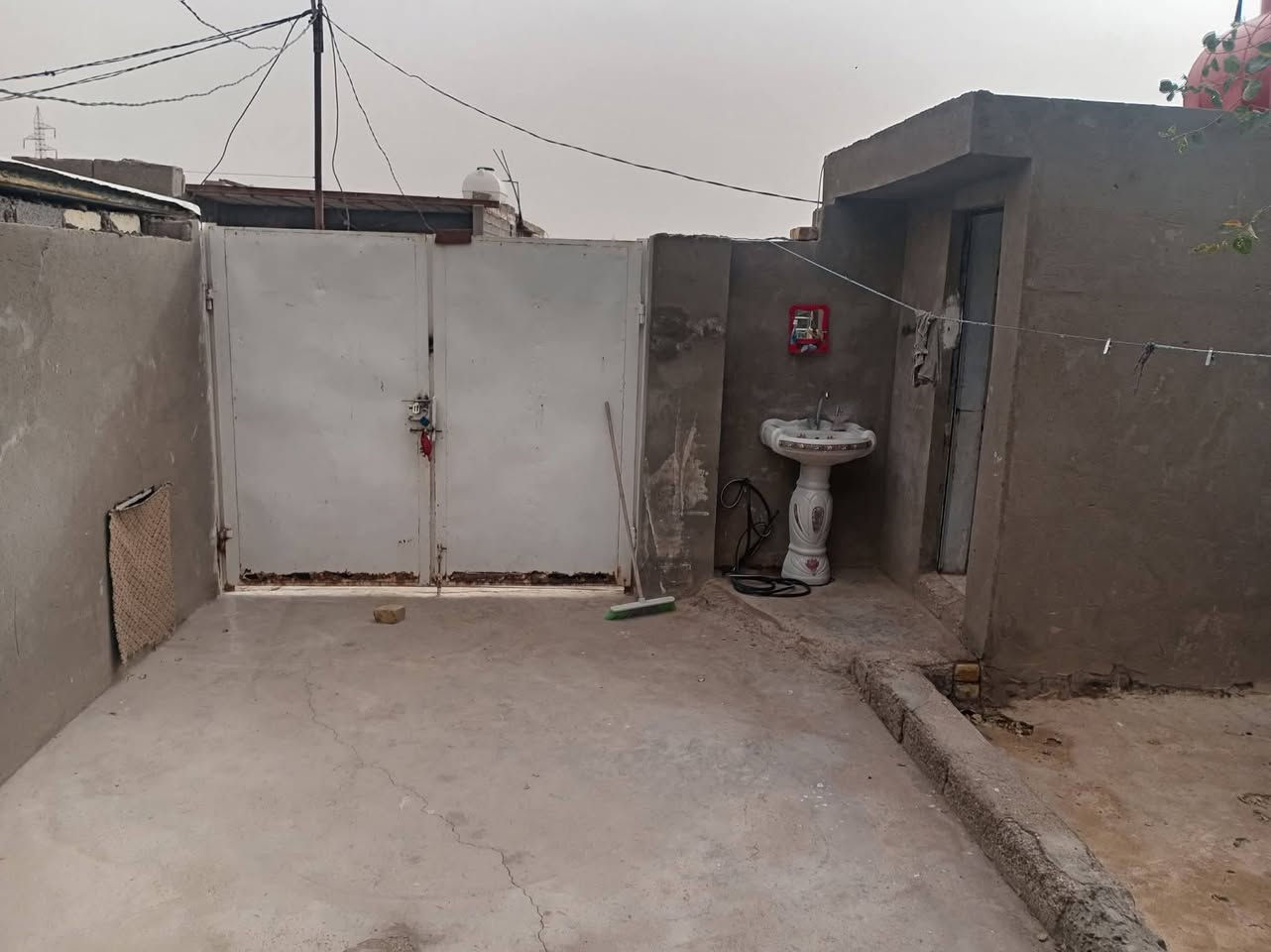 بيت للبيع حي الحكيم مساحته ١٥٠
غرفه نوم وهول مطبخ استقبال حمام كراج وحديقه قطعه 100 متر ظهره حي الحكيم الثانيه قرب مجمع  الرحمن

يبعد عني الشارع 250 متر

الاتصال واتساب ***********
