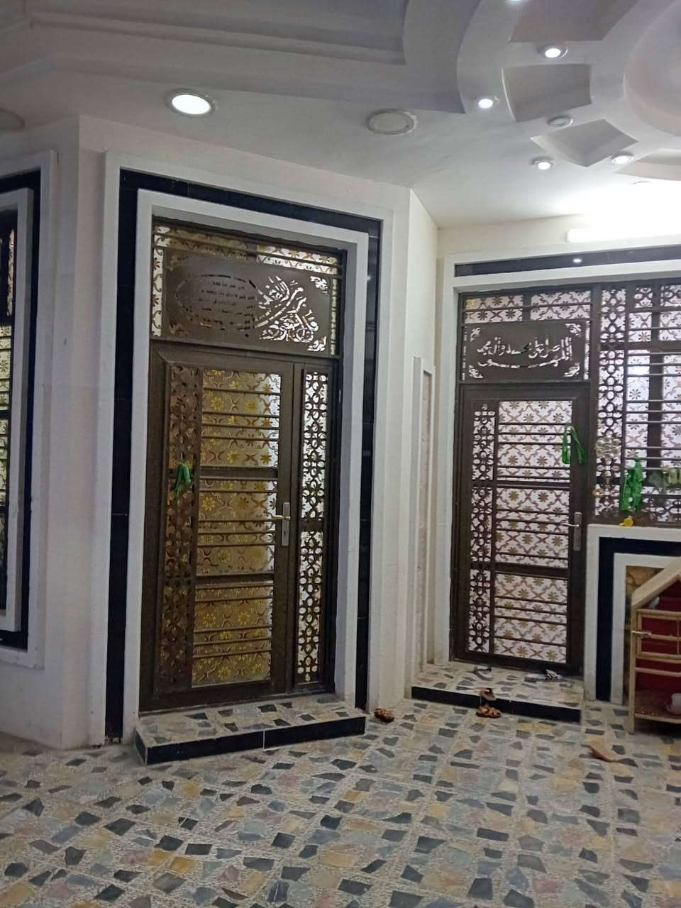 السلام عليكم
بسم الله الرحمن الرحيم 
بيت للبيع المساحة 125 متر خدمات كاملة مي كهرباء مجاري 
البيت يحتوي على غرفين نوم صالة استقبال صحيات بناء جديد 
طابقين العنوان الرئاسة شارع عشرين قرب افران الزيتون 
السعر 95 وبي مجال زراعي  قليل باقر العتابي الهاتف *********** علي العراب ***********
