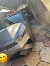 فورتي جي تي لون رصاصي 2024 ماشية ٢٧ الف كيلو ، ضررها باب خلف السايق تب...