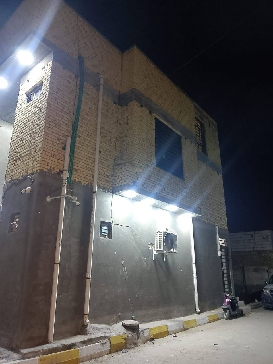 السلام عليكم بيت للبيع في حي اريدو ساحه شريف حديث بناء 2025 درجة اولى  ركن مساحته 115م يتكون من غرفتين وصاله ومطبخ وديوانيه وطارمه وصحيات 2 وشقه معزوله تتكون من غرفتين ومطبخ وصاله وصحيات 
***********
