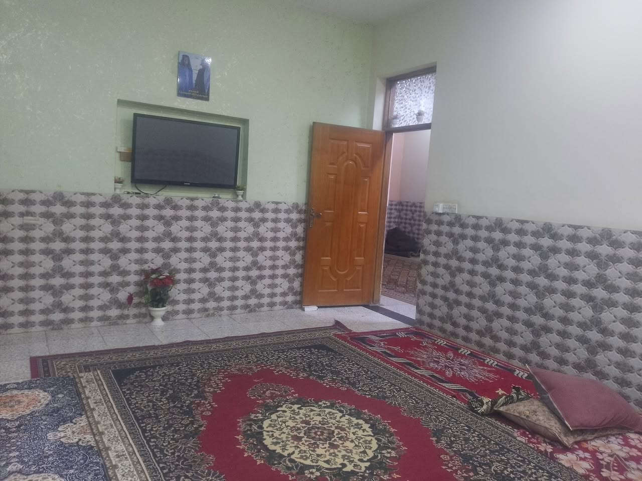 بيت 200 م منطقه الامين بسكينه كامل مكمل اللي يريده يخابرني على الرقم لا يراسل علىص والسعر 150 ***********
