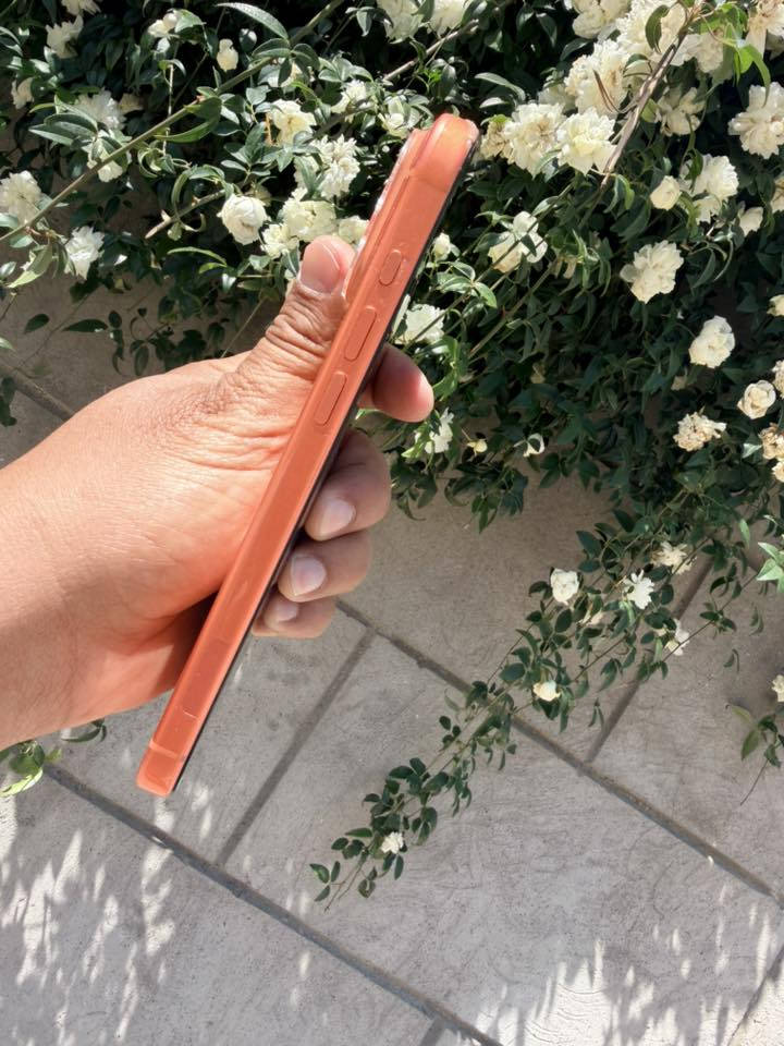 ايفون 17 برو ماكس  اي سيم ذ 256 بطاريه 99 حدتث وصارت هيج جهاز اخو الجديد نضيف حيل العسر مليون 1850 الجهاز من النسخ الاولى ***********
