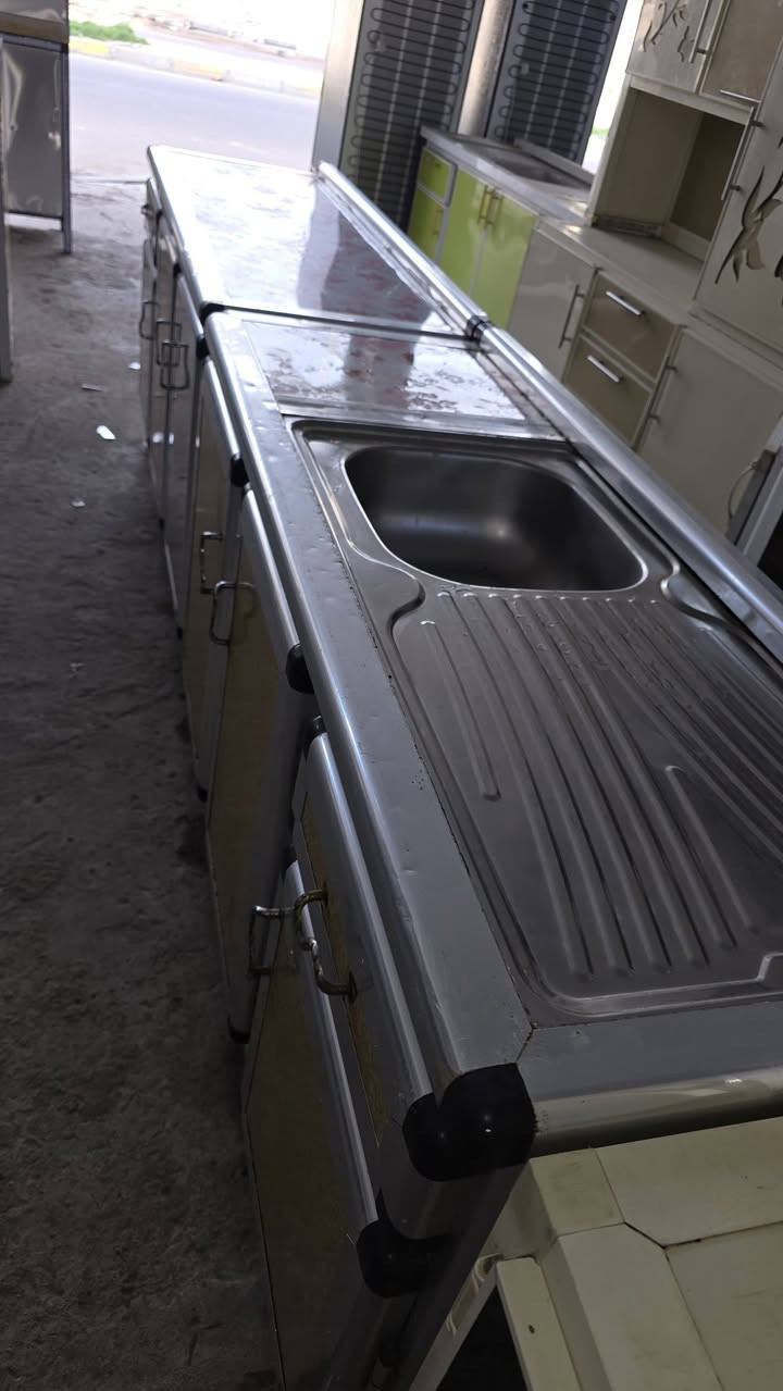 كاونتر مستخدم للبيع ارضيه متر ونص وسنكي متر ونص السعر 185 العنوان كربلاء حي العامل نهاية 🔚 السوق قرب جامع اهل البيت معرض بركات ال محمد عليهم السلام والتحيه هاتف 📞 ***********
