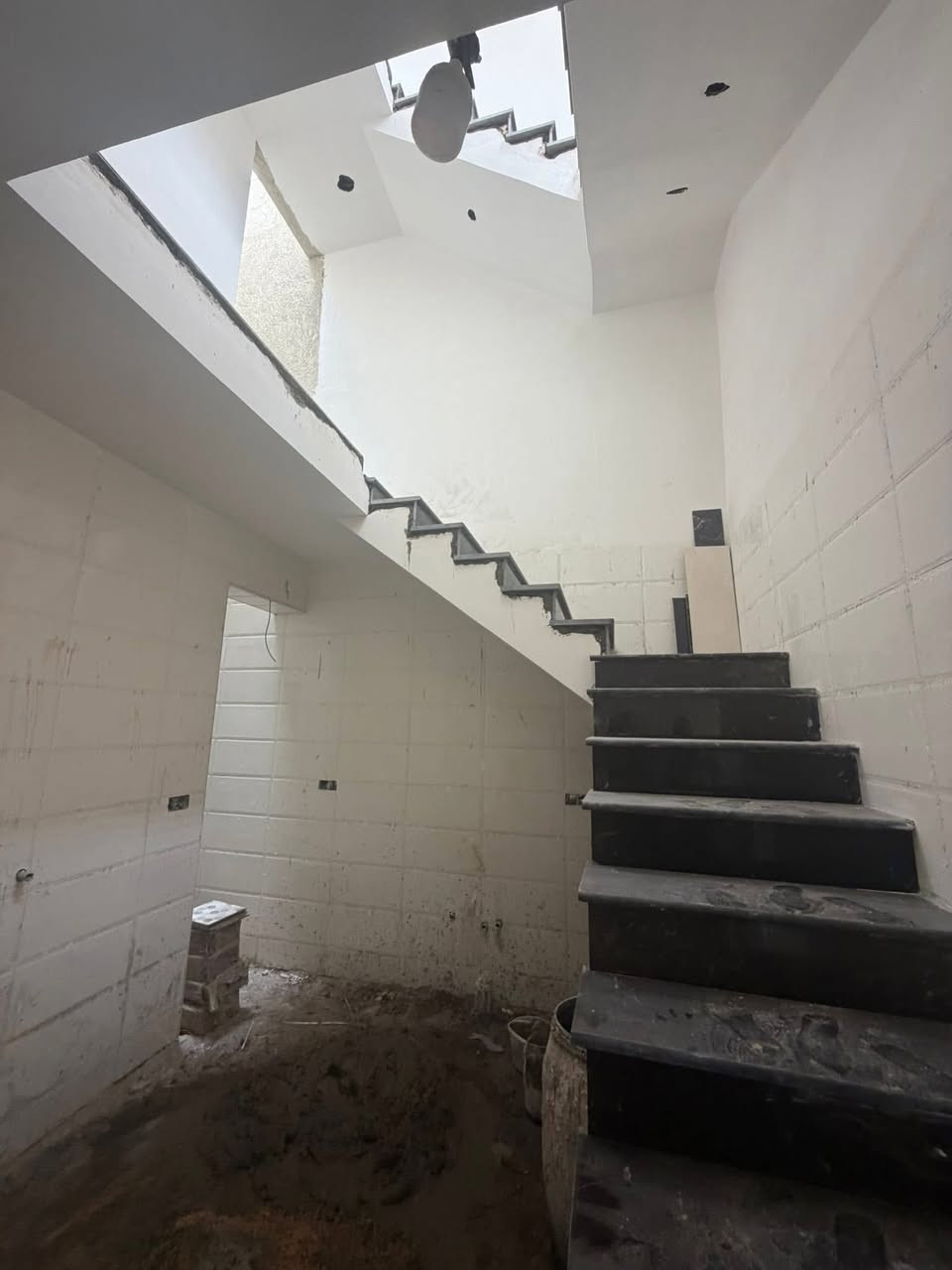 مشتمل للبيع الشعب شارع عدن خلف مكوه الخضراء.

٨٥ متر واجهه ٥ ونص نزال ١٥ جديد باقي شهر يكمل 

استقبال وخدمات ومطبخ وغرفه نوم وصاله 

الطابق الثاني غرفتين نوم وخدمات  السعر ٢١٥ مليون

معروض بمكتب الكناني ***********   

عنوان المكتب شارع عدن قرب جاتو باريس
