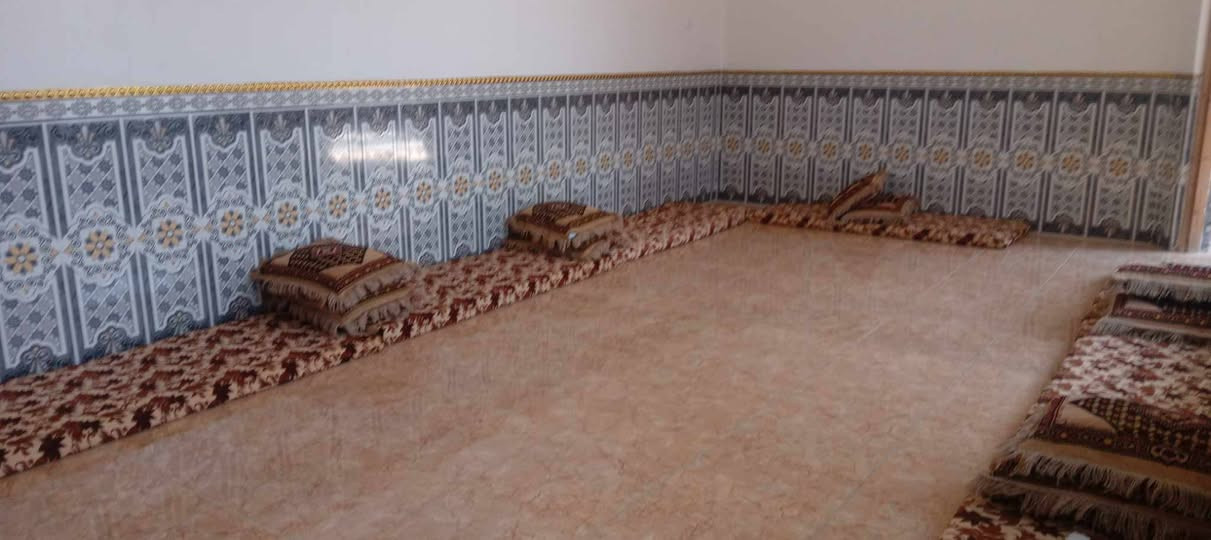 سلام عليكم عندي بيت معروض البيع
خلف مجمع رحاب
يتكون 
ديوانيه 
صاله 
غرفه نوام, /3
مناور /3
حمامات /3
سعر 80بي مجال 
بيت مساحته/ 250/
ستفسار على هذه رقم ! كورك بي واتساب! ***********/***********
