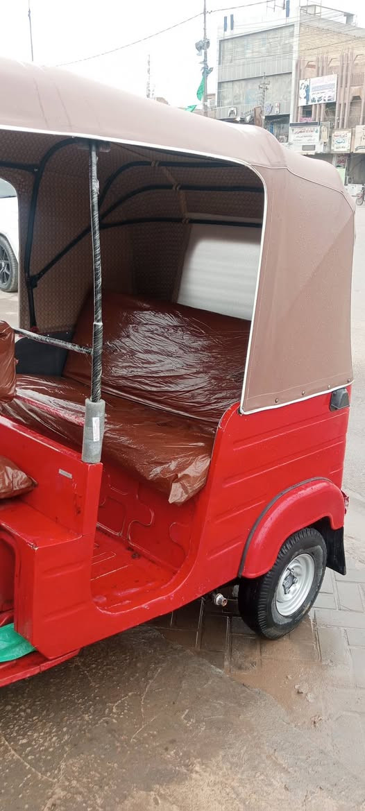 سلام عليكم شباب طيبين تكتك 18 بيه دوس ولغد معمر سعر 5500 وبيه مجال ***********
