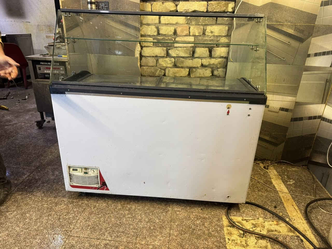 السلام عليكم اغراض مطعم للبيع 
***********
