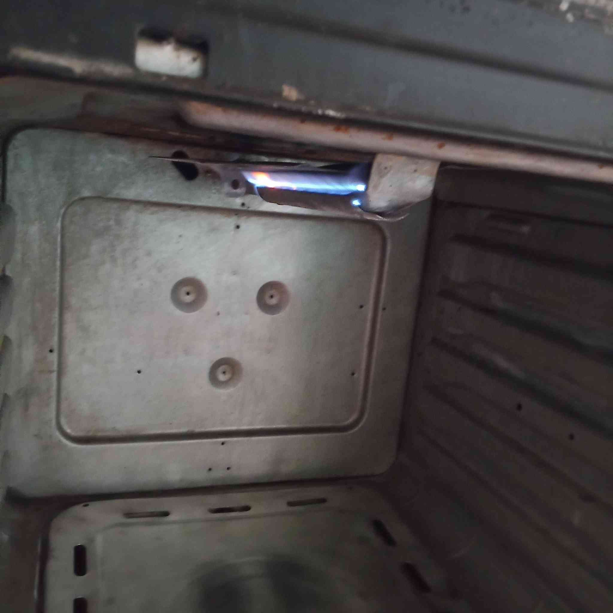 طباخ مستعمل للبيع كلشي مابي تجي تفحص بيدك قيم بل اليرضي الله وهاذه رقمي ***********
