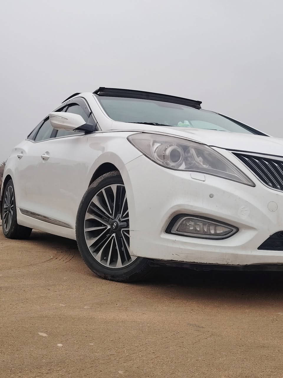 السلام عليكم للبيع ازيرا موديل2014خليجي كفاله ماعدا بارد بس فول مواصفات السياره 
1-كشنات كهرباء
2-لايت زنون 
3-تدفئه بلكشن 
4-مري شفط
5-مكينه سته سلندر
6-برده كهرباء
8-مانع انزلاق
9-بصمه تشغيل 
10-فتحه يو اس بي
11-اشاير بلمري 
وبعد بيها مواصفات
 السعر 145وبيها مجال  لل استفسار ع هاذه الرقم***********
