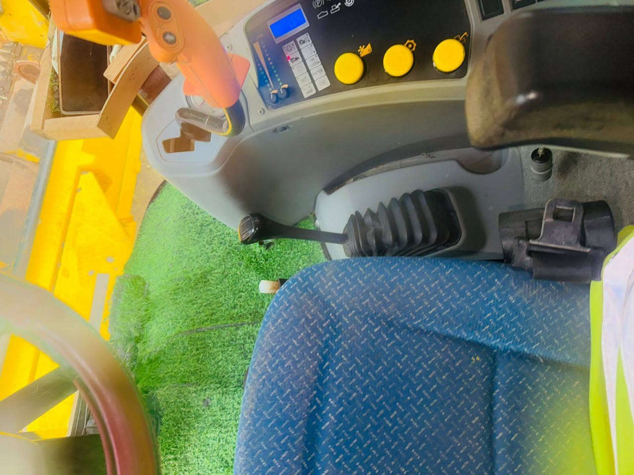 للبيع موديل 2013 حجم 5050 هيدرو دبل كشن فول كهرباء مكينه وضع عل الشركه مكينه مديومه ادامه عامه رقم أربيل وجاهزه للعمل التفاصيل أكثر اتصل على الرقم *********** العنوان نجف ناحية العباسيه رقم صاحب الحاصده انه مكلف بلنشر
