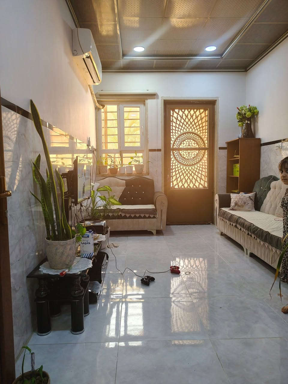 بيت للبيع في حي الميثاق فرع جامع المهيمن مساحه 125واقع حال 150بيه غرفتين نوم وهول واستقبال ومطبخ وبيتونه ومناور اثنين وبيه فضله نهايه البيت حديقه طابق واحد سند طابو معامله التحويل ماشي بيها الاتصال على ***********
