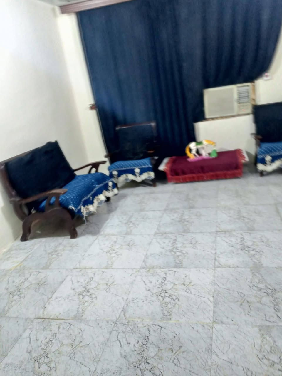 بيت تجاوز للبيع زعفرانية يم جامع ولي الكعبه اسمه شارع الشويلات  2غرف نوم او صاله او طرمه السقف سندويج او نص جينكو قريب عل شارع العام الي مدي عله بعداد جديده اكو فديو موضح كل التفاصيل بي يرهم بيع او يرهم ايجار مساحته 140متر السعر بل تعليقات  *********** بي وتساب
