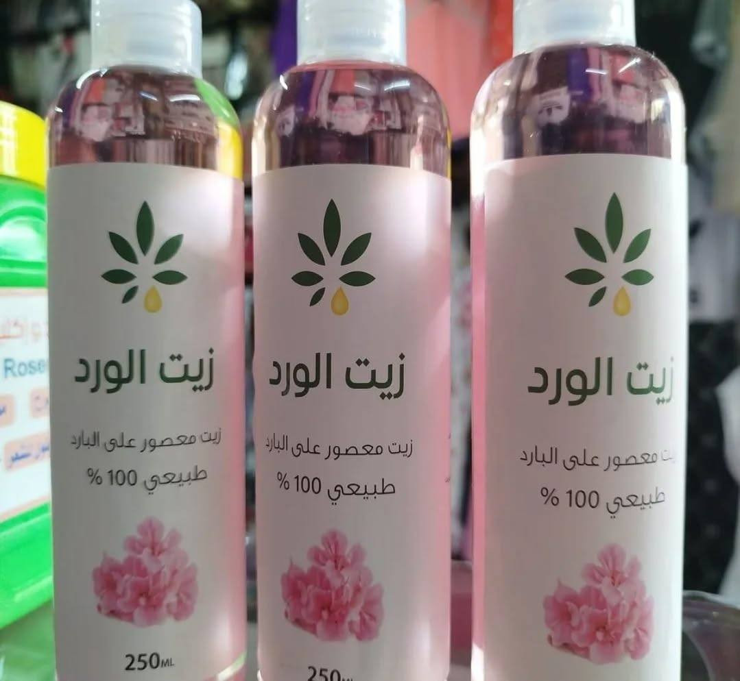 زيت الورد وزيت السعد هما زيوت طبيعية تتميز بفوائد عديدة للبشرة والشعر. زيت الورد معروف بخصائصه المرطبة والمهدئة، بينما زيت السعد يحظى بشهرة لفعاليته في تقليل نمو الشعر غير المرغوب فيه.
🌸🌸🌸🌸🌸🌸🌸
فوائد زيت الورد:
ترطيب البشرة:
زيت الورد يساعد على ترطيب البشرة بعمق، مما يجعلها تبدو أكثر نعومة وإشراقًا.
تهدئة البشرة:
يُعرف زيت الورد بخصائصه المهدئة، مما يجعله مثاليًا للبشرة الحساسة أو التي تعاني من تهيج.
تقليل التصبغات:
زيت الورد يساعد على تخفيف التصبغات والبقع الداكنة، مما يعطي البشرة مظهرًا أكثر توحدًا.
تعطير البشرة:
زيت الورد يتميز برائحة عطرة ومبهجة، مما يضيف لمسة من الهدوء والنعمة لبشرتك. 
فوائد زيت السعد:
تقليل نمو الشعر:
زيت السعد معروف بقدرته على تقليل نمو الشعر غير المرغوب فيه، خاصة عند استخدامه بعد إزالة الشعر. 
تهدئة البشرة:
زيت السعد يهدئ البشرة ويقلل من التهيج بعد إزالة الشعر، مما يمنحك راحة وانتعاشًا. 
نعومة البشرة:
زيت السعد يمنح البشرة نعومة فائقة ويجعلها تبدو صحية ولامعة. 
مضاد للأكسدة:
زيت السعد يعمل كمضاد قوي للأكسدة، مما يساعد على حماية البشرة من التلف. 
كيفية استخدام زيت الورد وزيت السعد:
زيت الورد:
يمكن استخدامه كمرطب للبشرة أو يمكن إضافته إلى زيت آخر لتعطيره.
 🌸🌸🌸🌸🌸🌸
زيت السعد:
يُفضل استخدامه بعد إزالة الشعر لتهدئة البشرة وتقليل نمو الشعر. 
ملاحظة: يجب التأكد من جودة زيت الورد وزيت السعد قبل استخدامه، ويُنصح بإجراء اختبار حساسية صغير قبل استخدامه على مساحة واسعة من البشرة.

السعرررر
قطعة / ١٥
قطعتين / ٢٤
اذا منتج ثاني ويا عابر ل١٠يصير:
قطعة / ١٠
زيت الورد وزيت السعد هما زيوت طبيعية تتميز بفوائد عديدة للبشرة والشعر. زيت الورد معروف بخصائصه المرطبة والمهدئة، بينما زيت السعد يحظى بشهرة لفعاليته في تقليل نمو الشعر غير المرغوب فيه.


**إذا كنت صاحب هذا الإعلان وتريد حذفه لأي سبب، رجاءا أرسل رسالة إلى الدعم الفني**
