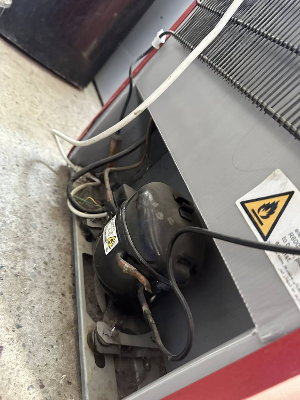 ثلاجه 6قدم  نضيفه وما مصلحه
سعره 75 ***********
