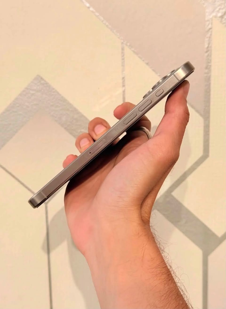 📱iPhone 15 Pro Max

📱آيفون 15 برو ماكس

لون رصاصي 

✨شرق اوسط 

 🔋بطارية 90 % 
مشحون 572

🔹جهاز مكفول ع فحص
وياه كارتونه فقط

💰السعر 1050 

📍مكاني بغداد المنصور

📞خاص او اتصال

☎️***********
