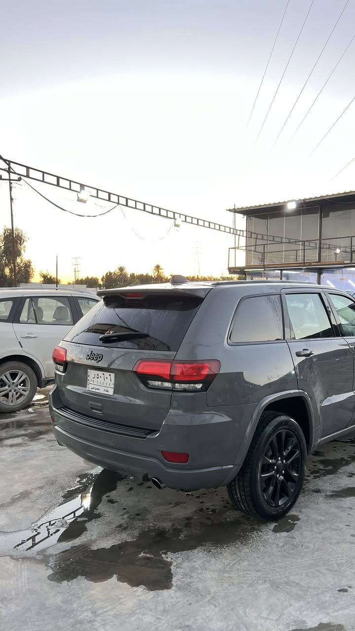 السلام عليكم
جيب كراند شيروكي موديل 2020
لون اسمنتي رقم بغداد
مواصفات:
فتحه سقف
جنطه كهرباء
حساسات
شاشه كبيره
تدفئه وتبريد كشنات + ستيرن بالاضافه الى تدفئه الكشنات الخلفيه
بصمه تشغيل وابواب + تشغيل عن بعد
مري قلاب + هيتر + نظام النقطه العمياء
توقف ذاتي
كشنات كهرباء جلد 
السياره عليها تخم تاير جديد وادامه كامله وجاهزه من كلشي كير ومكينه مكفولات حادثها جاملغ وبنيد بدون دواخل 
السعر 245 بيها مجال بسيط

‭٠٧٧٢ ٥٧٣ ٩٢٥٨‬
